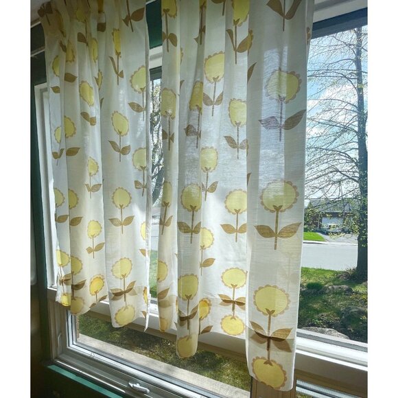 Vintage 70s pleated curtain, large yellow daisies white background, single panel - Picture 2 of 10